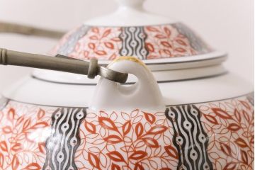 オールドメイトー(名陶硬質磁器・名古屋製陶所)　モダンなデザインが目を惹くティーポット(急須)