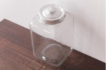 アンティーク雑貨　昭和　レトロな雰囲気を放つガラスビン(角瓶、キャニスター)(1)