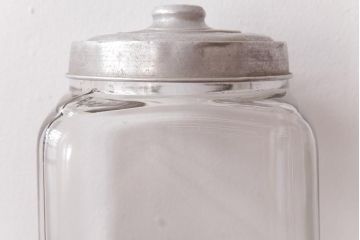 アンティーク雑貨　昭和　レトロな雰囲気を放つガラスビン(角瓶、キャニスター)(2)