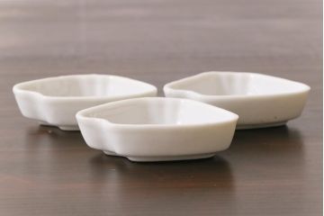 古民具・骨董　昭和初期　おめでたい絵柄が可愛らしい小皿3枚セット(1)