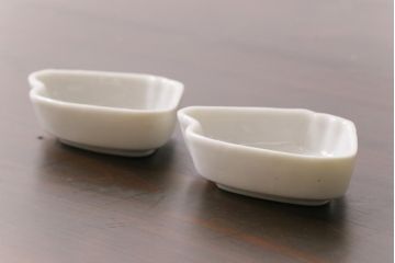 古民具・骨董　昭和初期　おめでたい絵柄が可愛らしい小皿2枚セット