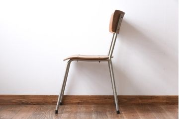 ヴィンテージ家具　イギリスビンテージ　古い木と鉄脚がレトロなスクールチェア(ワークチェア)(1)