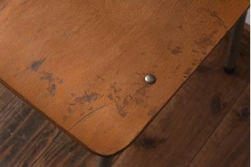 ヴィンテージ家具　イギリスビンテージ　古い木と鉄脚がレトロなスクールチェア(ワークチェア)(1)