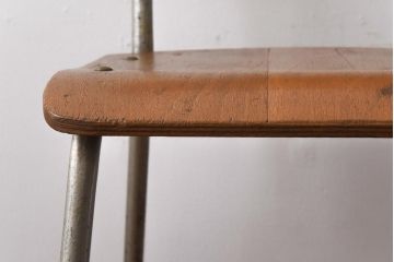 ヴィンテージ家具　イギリスビンテージ　古い木と鉄脚がレトロなスクールチェア(ワークチェア)(1)