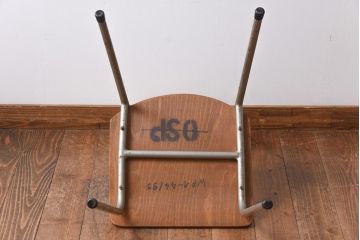 ヴィンテージ家具　イギリスビンテージ　古い木と鉄脚がレトロなスクールチェア(ワークチェア)(1)