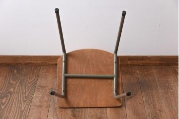ヴィンテージ家具　イギリスビンテージ　古い木と鉄脚がレトロなスクールチェア(ワークチェア)(2)