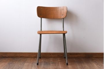ヴィンテージ家具　イギリスビンテージ　古い木と鉄脚がレトロなスクールチェア(ワークチェア)(2)