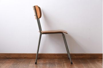 ヴィンテージ家具　イギリスビンテージ　古い木と鉄脚がレトロなスクールチェア(ワークチェア)(2)