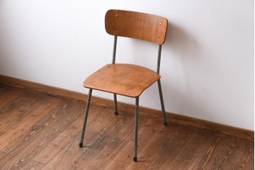 ヴィンテージ家具　イギリスビンテージ　古い木と鉄脚がレトロなスクールチェア(ワークチェア)(2)