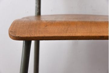 ヴィンテージ家具　イギリスビンテージ　古い木と鉄脚がレトロなスクールチェア(ワークチェア)(2)
