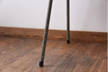 ヴィンテージ家具　イギリスビンテージ　古い木と鉄脚がレトロなスクールチェア(ワークチェア)(2)