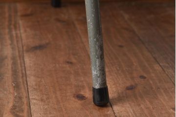 ヴィンテージ家具　イギリスビンテージ　古い木と鉄脚がレトロなスクールチェア(ワークチェア)(2)