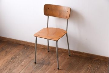 ヴィンテージ家具　イギリスビンテージ　古い木と鉄脚がレトロなスクールチェア(ワークチェア)(3)