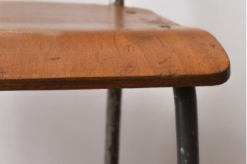 ヴィンテージ家具　イギリスビンテージ　古い木と鉄脚がレトロなスクールチェア(ワークチェア)