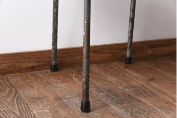 ヴィンテージ家具　イギリスビンテージ　古い木と鉄脚がレトロなスクールチェア(ワークチェア)
