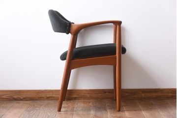 ヴィンテージ家具　ビンテージ　辻木工　なめらかな木肌が魅力的なチーク材のアームチェア(ダイニングチェア、ワークチェア)