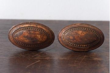 ビンテージ　シンプルでシックなデザインが魅力のドアノブ一対・ラッチ