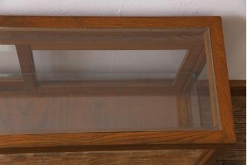 レトロ家具　昭和レトロ　引き出し付き　木の温もり溢れる薄型のガラスケース(飾り棚、陳列棚)