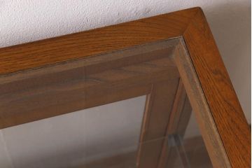 レトロ家具　昭和レトロ　引き出し付き　木の温もり溢れる薄型のガラスケース(飾り棚、陳列棚)