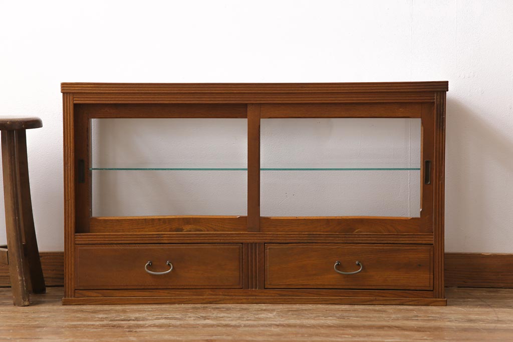 レトロ家具　昭和レトロ　引き出し付き　木の温もり溢れる薄型のガラスケース(飾り棚、陳列棚)