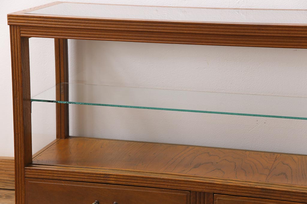 レトロ家具　昭和レトロ　引き出し付き　木の温もり溢れる薄型のガラスケース(飾り棚、陳列棚)