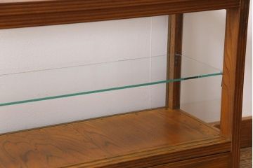 レトロ家具　昭和レトロ　引き出し付き　木の温もり溢れる薄型のガラスケース(飾り棚、陳列棚)