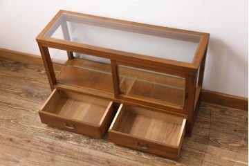 レトロ家具　昭和レトロ　引き出し付き　木の温もり溢れる薄型のガラスケース(飾り棚、陳列棚)