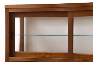 レトロ家具　昭和レトロ　引き出し付き　木の温もり溢れる薄型のガラスケース(飾り棚、陳列棚)