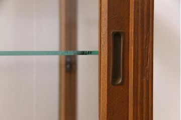 レトロ家具　昭和レトロ　引き出し付き　木の温もり溢れる薄型のガラスケース(飾り棚、陳列棚)