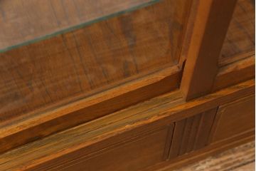 レトロ家具　昭和レトロ　引き出し付き　木の温もり溢れる薄型のガラスケース(飾り棚、陳列棚)