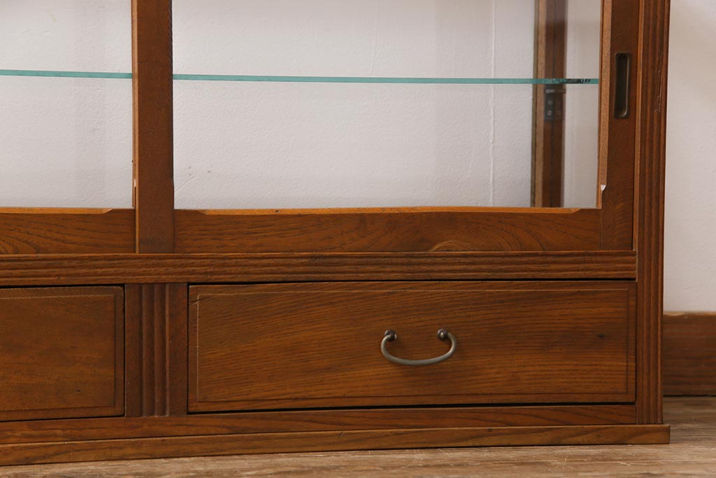 レトロ家具　昭和レトロ　引き出し付き　木の温もり溢れる薄型のガラスケース(飾り棚、陳列棚)