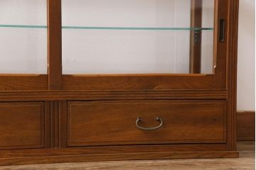 レトロ家具　昭和レトロ　引き出し付き　木の温もり溢れる薄型のガラスケース(飾り棚、陳列棚)