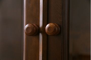 ビンテージ　松本民芸家具　深い色味が魅力的な小振りの本箱(飾り棚、食器棚、キャビネット)(定価約34万2千円)