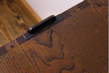 アンティーク家具　和製アンティーク　前面栗材鳥眼杢　リメイク　黒柿の縁が魅力的なサイドチェスト(サイドボード、収納棚、引き出し)