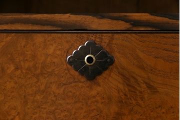 アンティーク家具　和製アンティーク　前面栗材鳥眼杢　リメイク　黒柿の縁が魅力的なサイドチェスト(サイドボード、収納棚、引き出し)