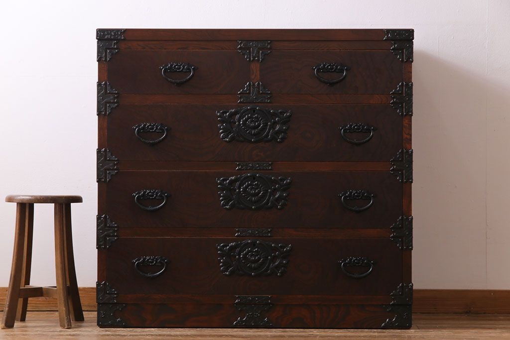 ビンテージ　民芸家具　ケヤキ材　漆塗り　重厚な金具が存在感を放つ衣装箪笥(チェスト)