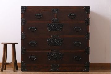 ビンテージ　民芸家具　ケヤキ材　漆塗り　重厚な金具が存在感を放つ衣装箪笥(チェスト)