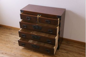 ビンテージ　民芸家具　ケヤキ材　漆塗り　重厚な金具が存在感を放つ衣装箪笥(チェスト)