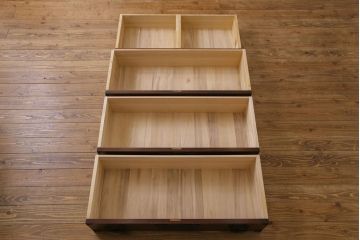 ビンテージ　民芸家具　ケヤキ材　漆塗り　重厚な金具が存在感を放つ衣装箪笥(チェスト)