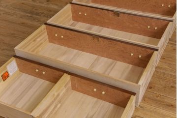 ビンテージ　民芸家具　ケヤキ材　漆塗り　重厚な金具が存在感を放つ衣装箪笥(チェスト)