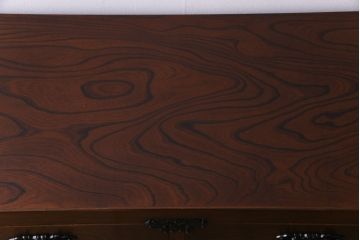 ビンテージ　民芸家具　ケヤキ材　漆塗り　重厚な金具が存在感を放つ衣装箪笥(チェスト)