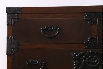 ビンテージ　民芸家具　ケヤキ材　漆塗り　重厚な金具が存在感を放つ衣装箪笥(チェスト)