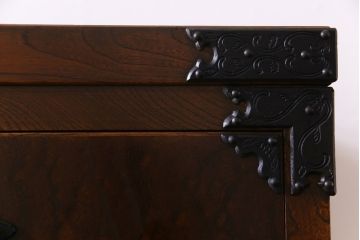 ビンテージ　民芸家具　ケヤキ材　漆塗り　重厚な金具が存在感を放つ衣装箪笥(チェスト)