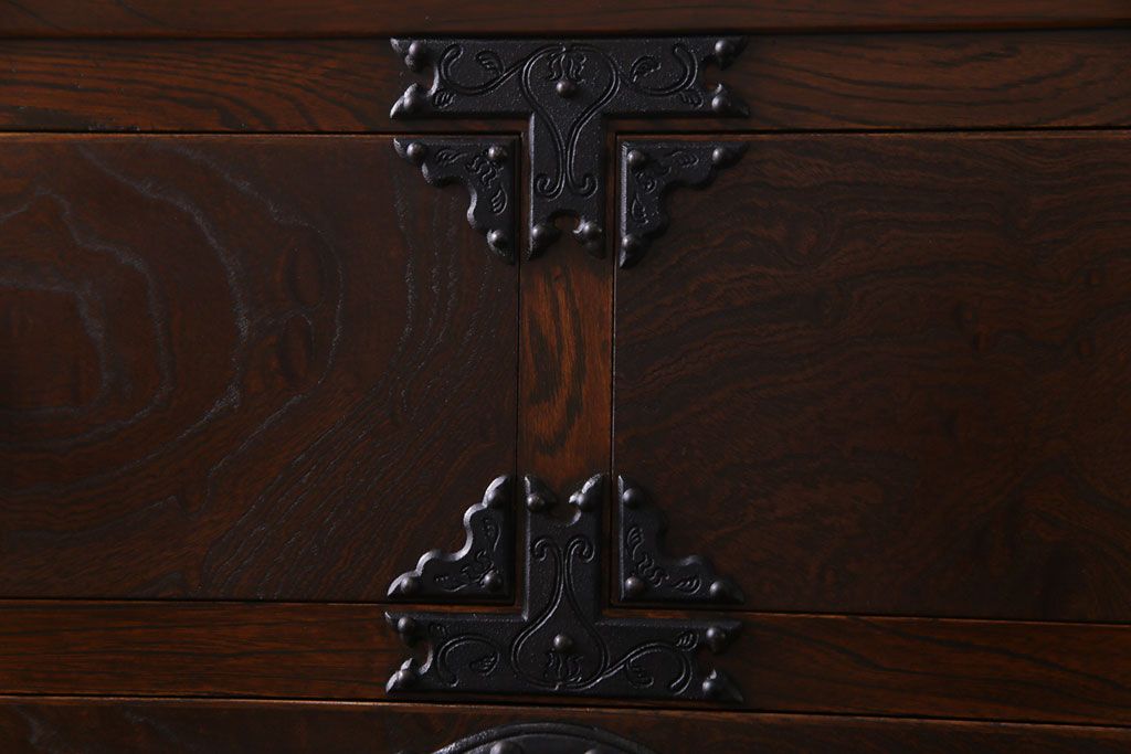 ビンテージ　民芸家具　ケヤキ材　漆塗り　重厚な金具が存在感を放つ衣装箪笥(チェスト)