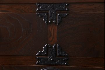 ビンテージ　民芸家具　ケヤキ材　漆塗り　重厚な金具が存在感を放つ衣装箪笥(チェスト)