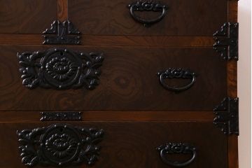 ビンテージ　民芸家具　ケヤキ材　漆塗り　重厚な金具が存在感を放つ衣装箪笥(チェスト)