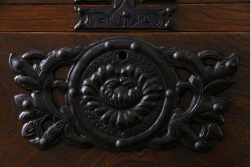 ビンテージ　民芸家具　ケヤキ材　漆塗り　重厚な金具が存在感を放つ衣装箪笥(チェスト)