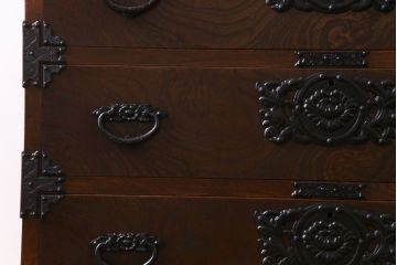 ビンテージ　民芸家具　ケヤキ材　漆塗り　重厚な金具が存在感を放つ衣装箪笥(チェスト)