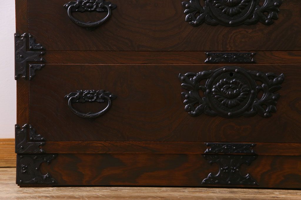 ビンテージ　民芸家具　ケヤキ材　漆塗り　重厚な金具が存在感を放つ衣装箪笥(チェスト)