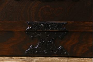 ビンテージ　民芸家具　ケヤキ材　漆塗り　重厚な金具が存在感を放つ衣装箪笥(チェスト)